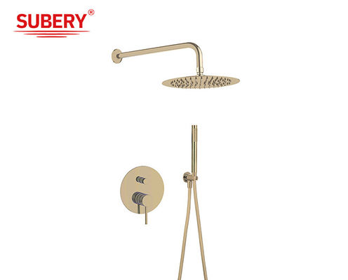 Klassische goldene Regendusche mit in der Wand verstecktem Griff